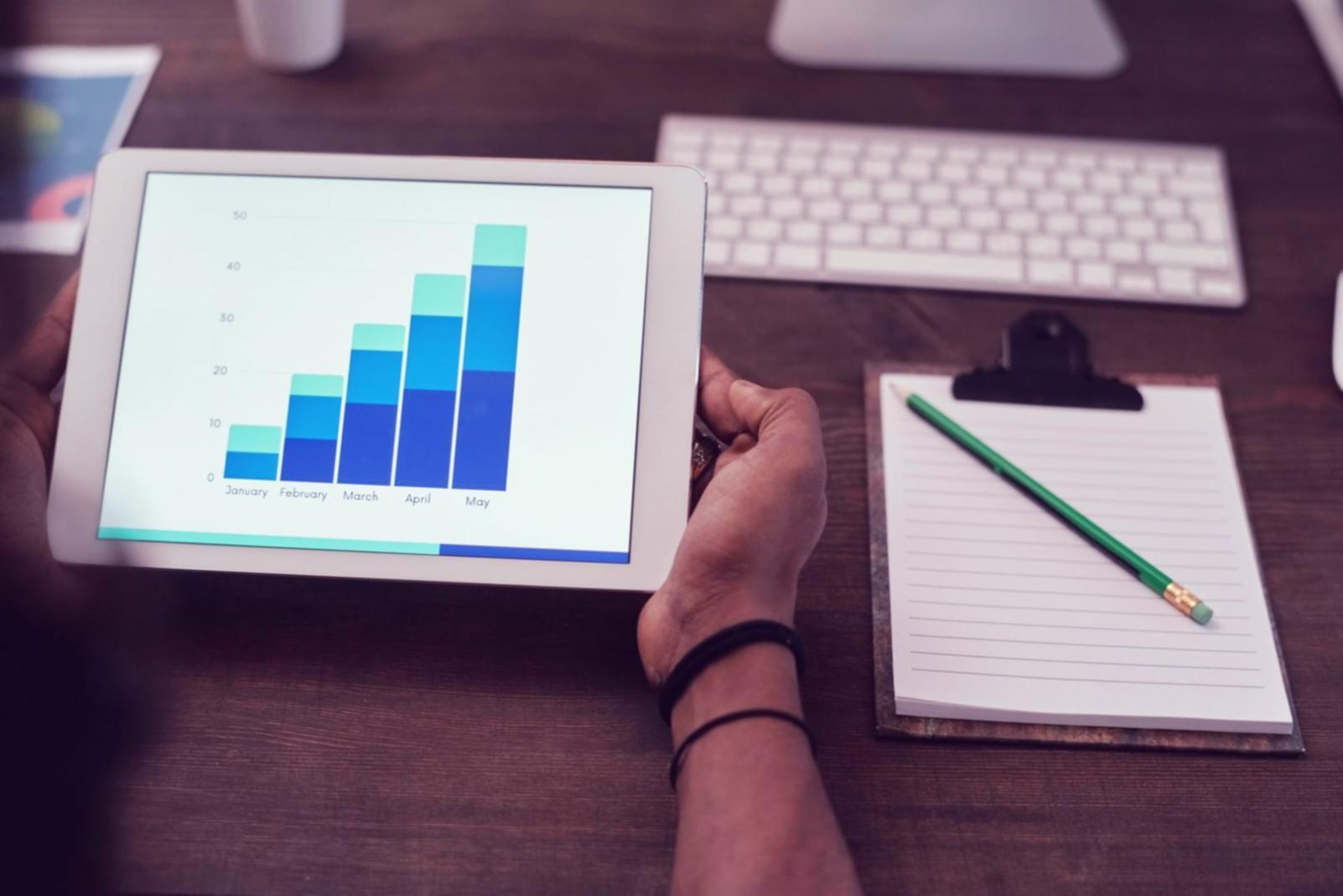 SEO Analytics Arbeitsbereich mit Datenvisualisierung